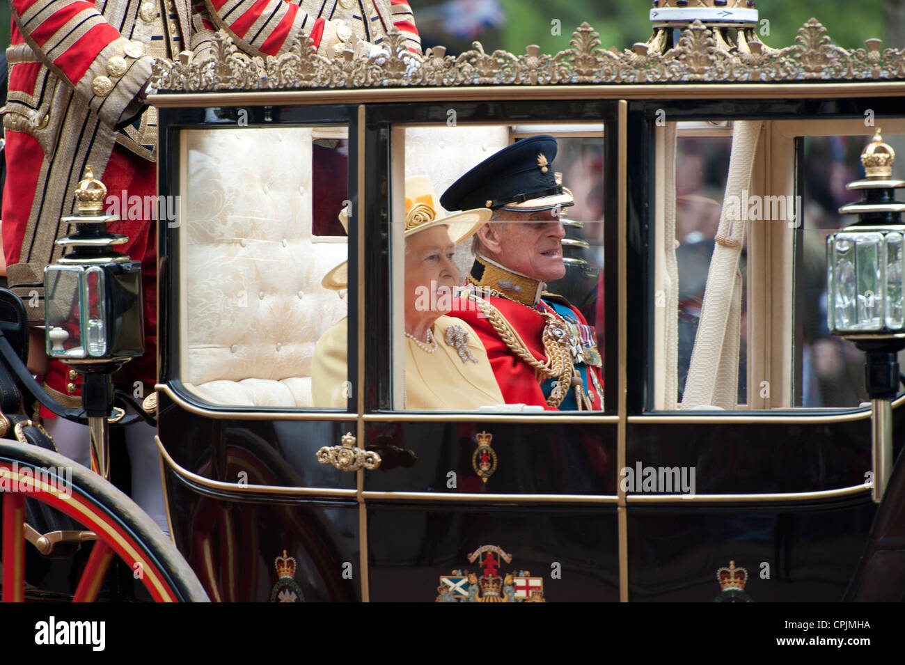 Su Majestad la Reina Isabel II y el Duque de Edimburgo Prince Phillip en la boda de su nieto, el príncipe Guillermo. Foto de stock