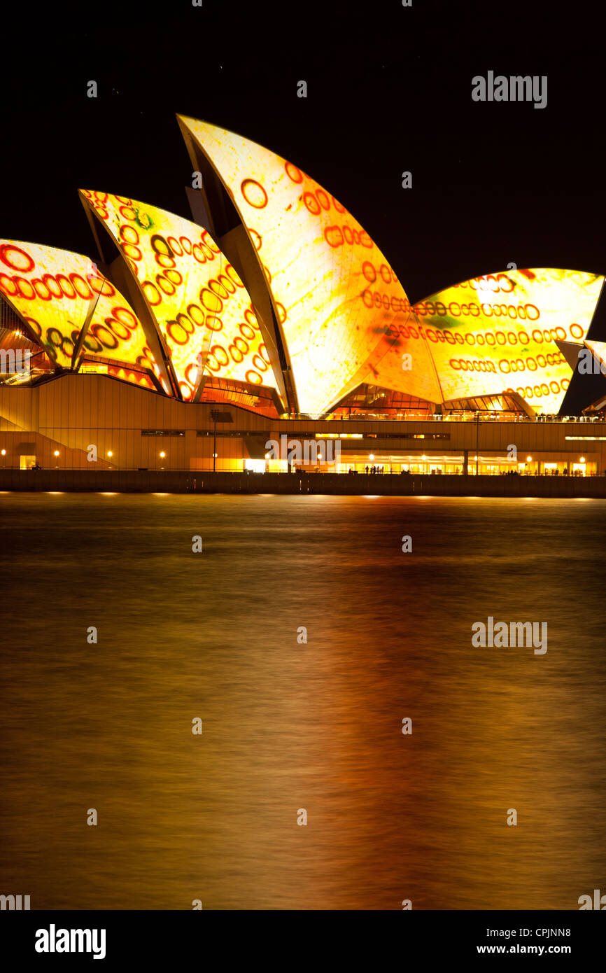 Vista de noche de Australia Sydney Opera House paisaje urbano con luces de  colores en vivo Fotografía de stock - Alamy