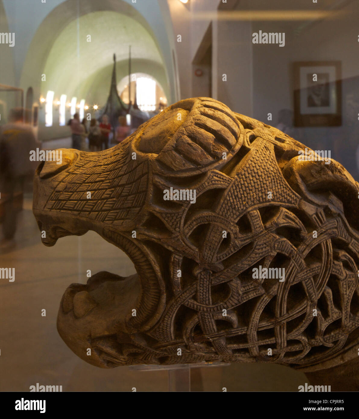 Cabeza de animal tallada puesto de Oseberg, Museo de Barcos Vikingos, Vikingskipshuset, Bygdoy, Oslo, Noruega, Europa Foto de stock