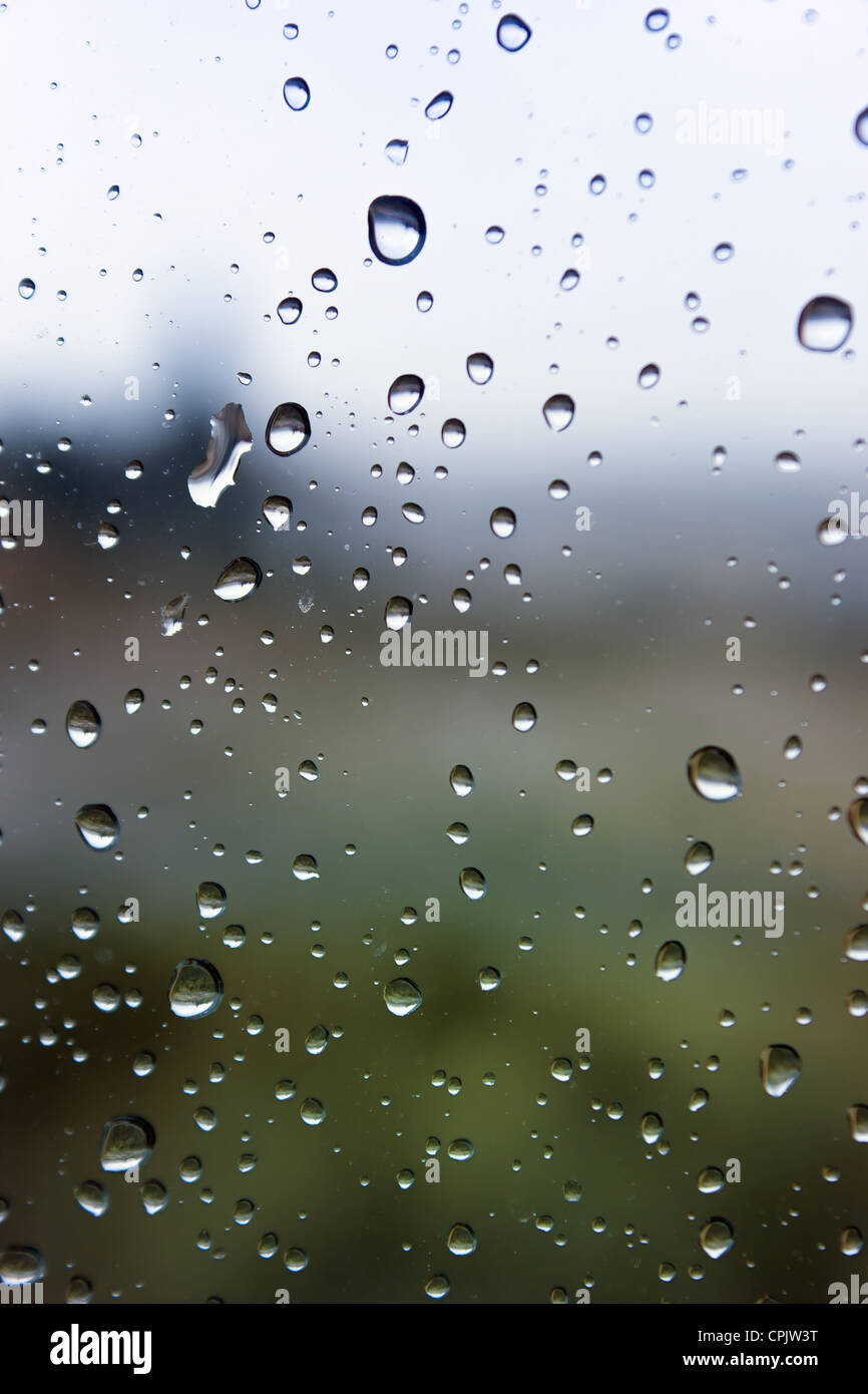 La lluvia en el cristal. Foto de stock