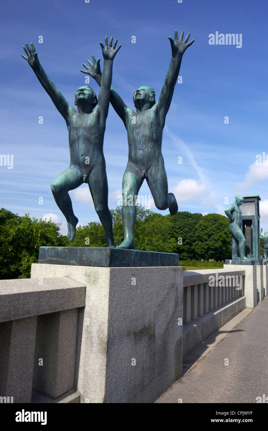 Los niños corriendo, por Gustav Vigeland, esculturas en bronce en el Parque de Esculturas Vigeland, Frognerparken, Oslo, Noruega, Europa Foto de stock