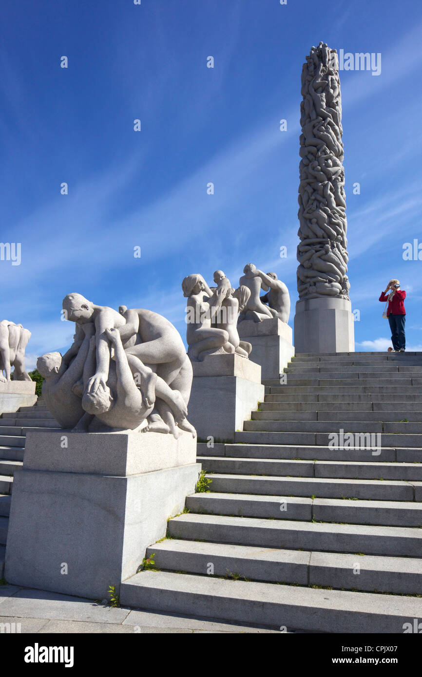 Monolith, por Gustav Vigeland, esculturas en granito, Parque de esculturas de Vigeland en Frognerparken, Oslo, Noruega, Europa Foto de stock