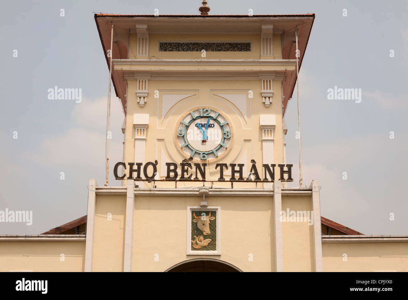 Torre del reloj en la entrada al mercado Ben Thanh, Ciudad Ho Chi Minh (Saigón), Vietnam Foto de stock