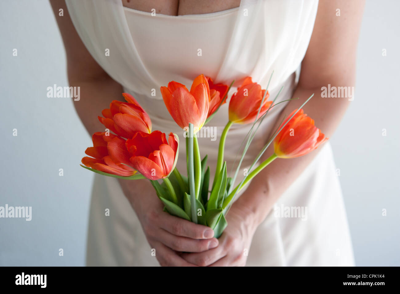 Novia celebración naranja brillante Ramo de tulipanes Fotografía de stock -  Alamy