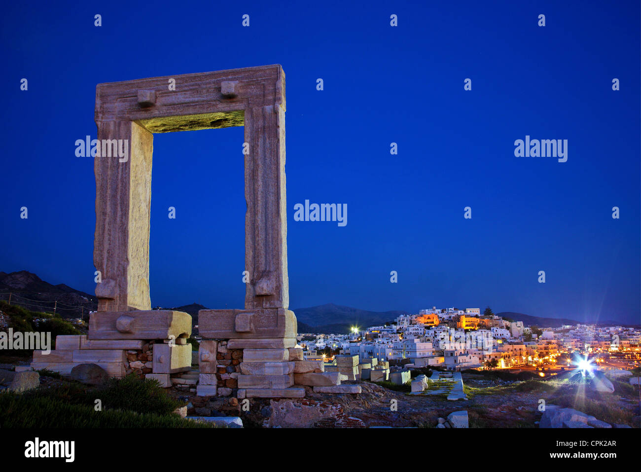 La Portara (Templo de Apolo) y la Chora ('capital') de la isla de Naxos en el fondo. Cyclades, Grecia Foto de stock