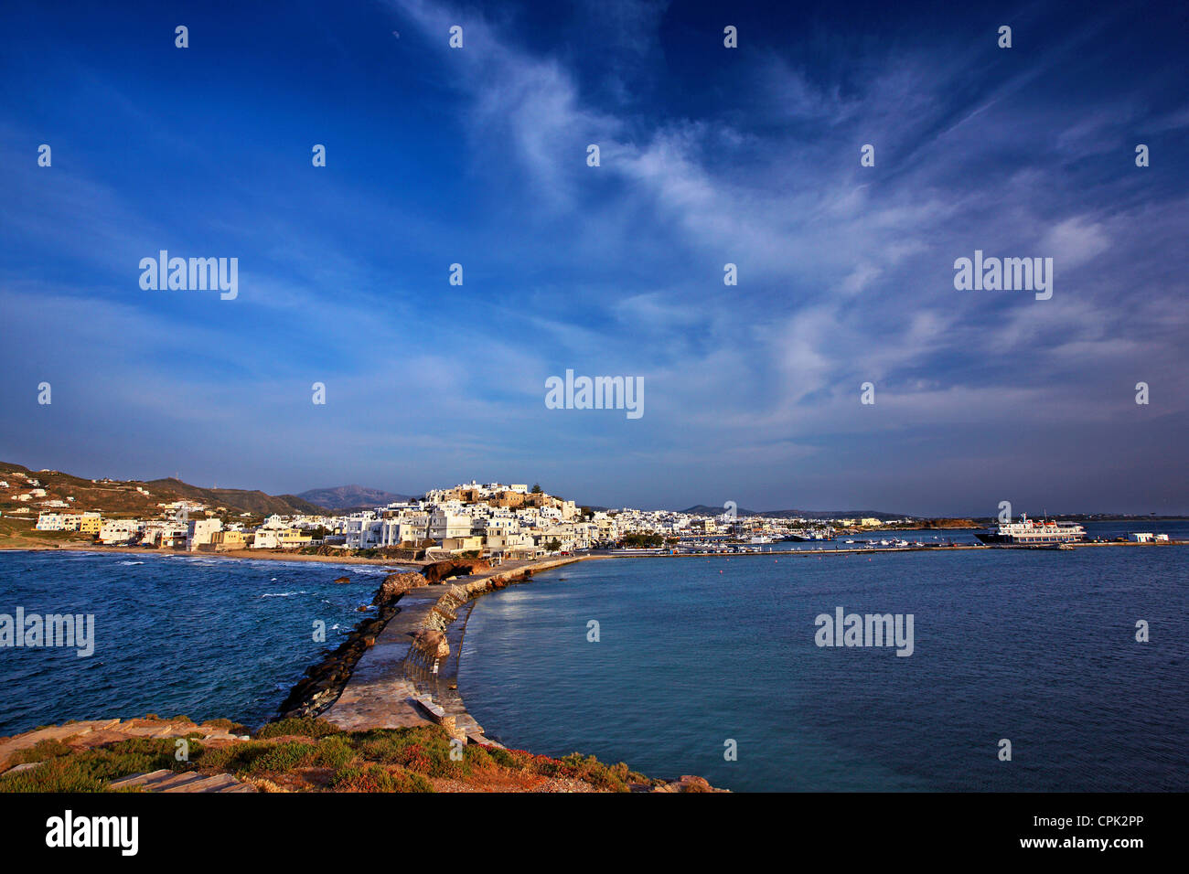 La Chora ('capital') de la isla de Naxos con el castillo de Sanoudos en la parte superior, tal como se ven desde la 'Portara', Cyclades, Grecia Foto de stock
