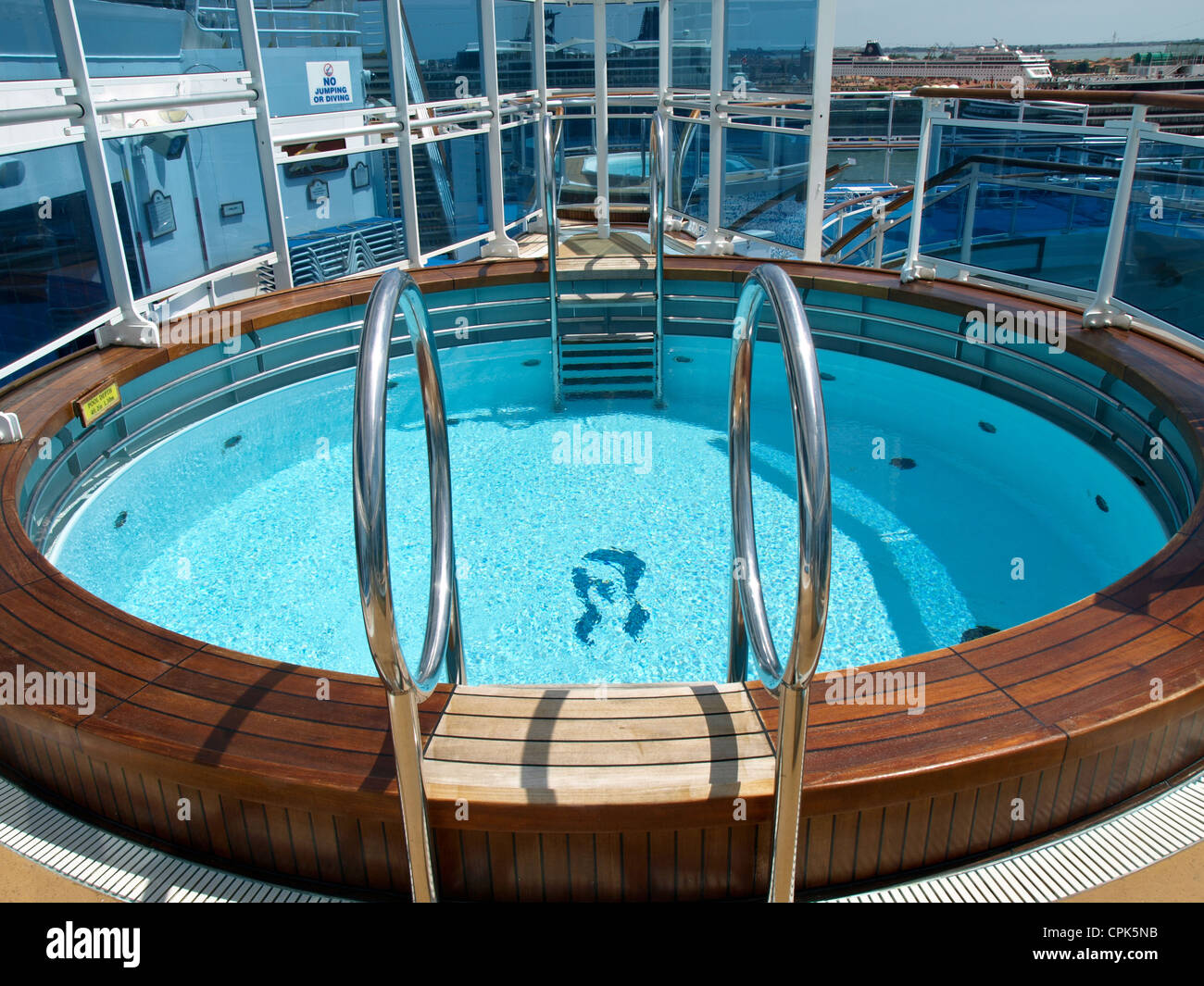 Sviming piscina en el barco de crucero de lujo Foto de stock
