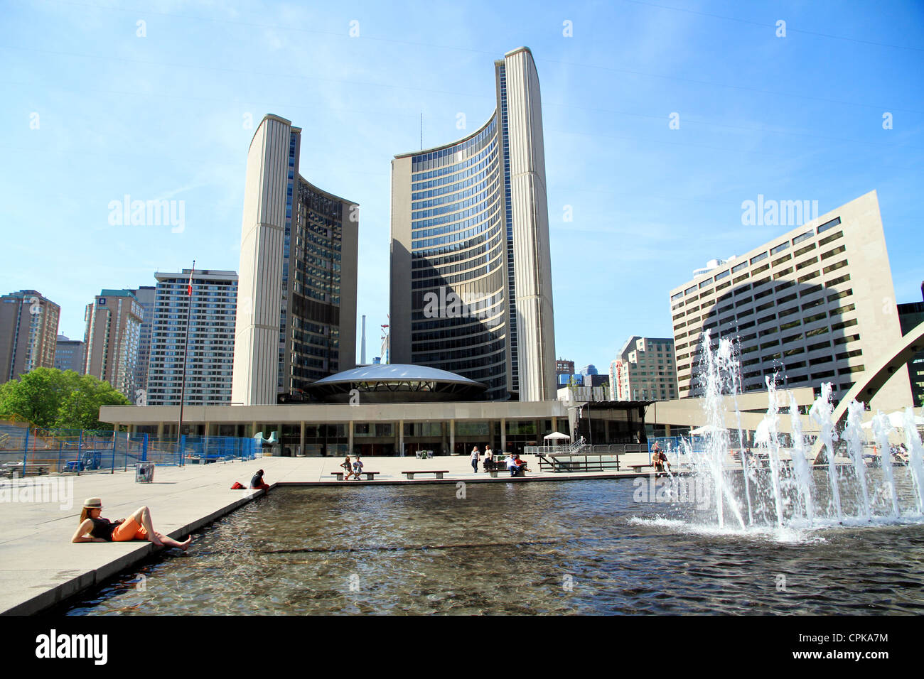 Una vista de Nathan Phillips Square en Toronto durante un hermoso día de primavera Foto de stock