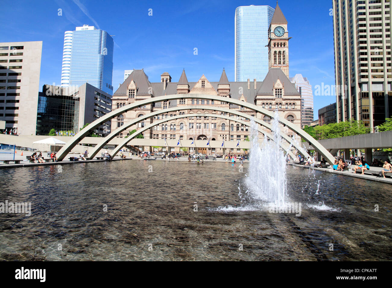 Una vista de Nathan Phillips Square en Toronto durante un hermoso día de primavera Foto de stock