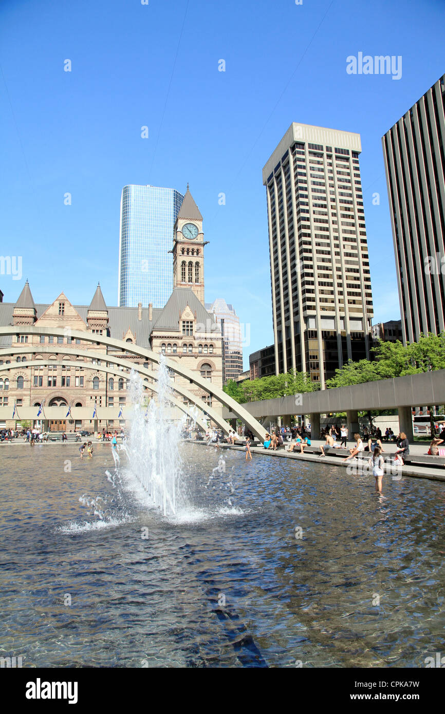 Una vista de Nathan Phillips Square en Toronto durante un hermoso día de primavera Foto de stock