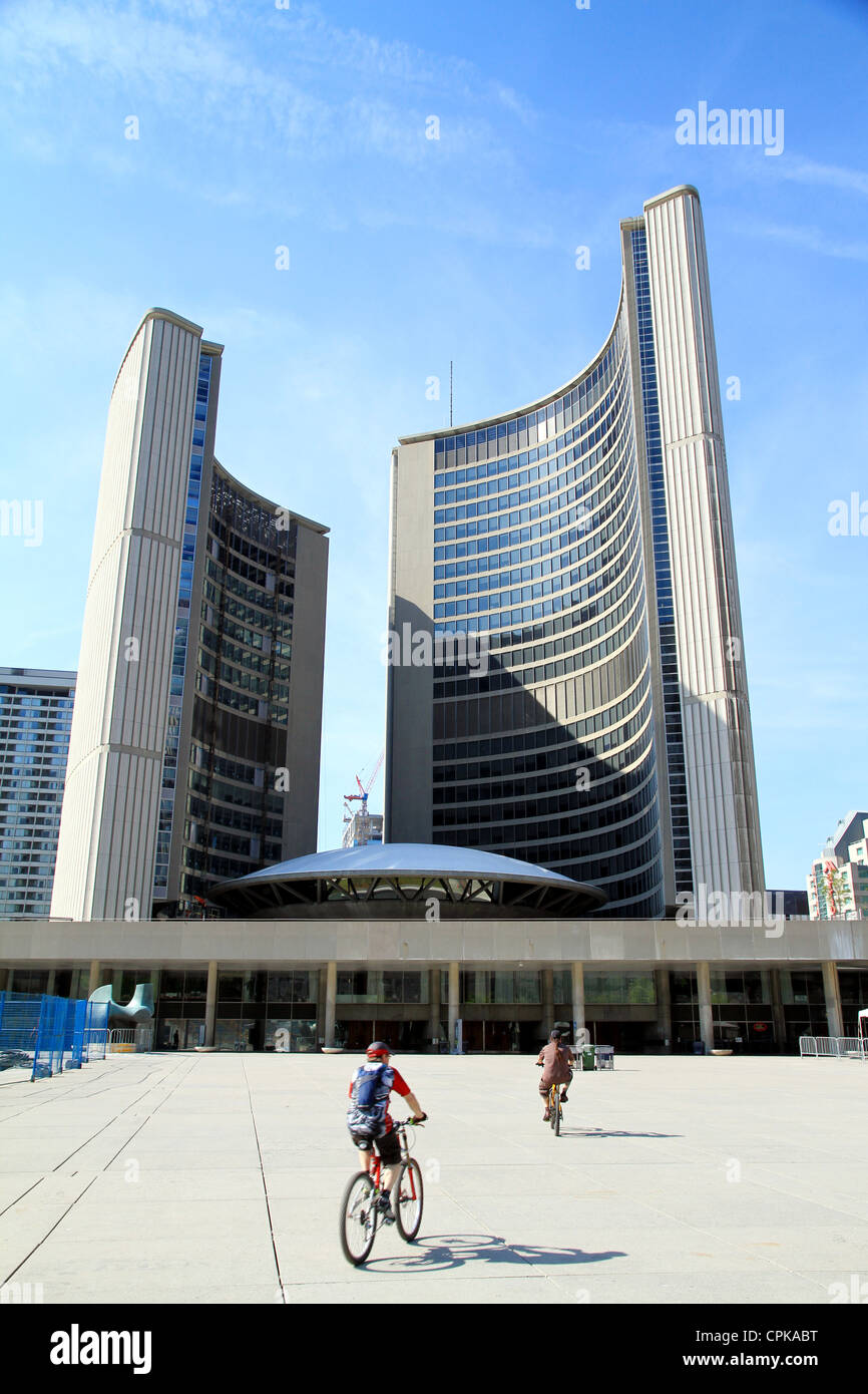 Una vista de Nathan Phillips Square en Toronto durante un hermoso día de primavera Foto de stock