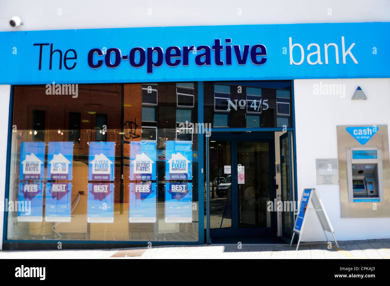 La cooperativa bancaria en el centro de Swindon, Reino Unido. Foto de stock