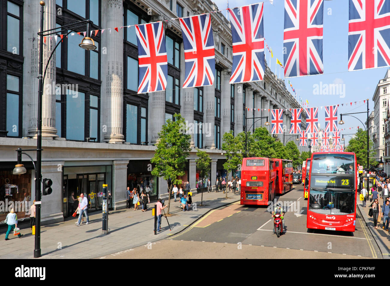Oxford Street Union Jack Flags Queens Jubileo 2012 Olimpiadas celebraciones Autobuses fuera de Selfridges departamento comercial tienda West End Londres Inglaterra REINO UNIDO Foto de stock