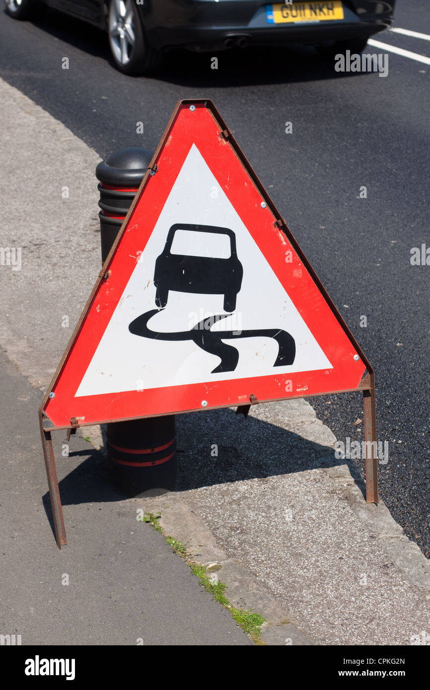 Camino resbaladizo de señales de tráfico de advertencia Fotografía de