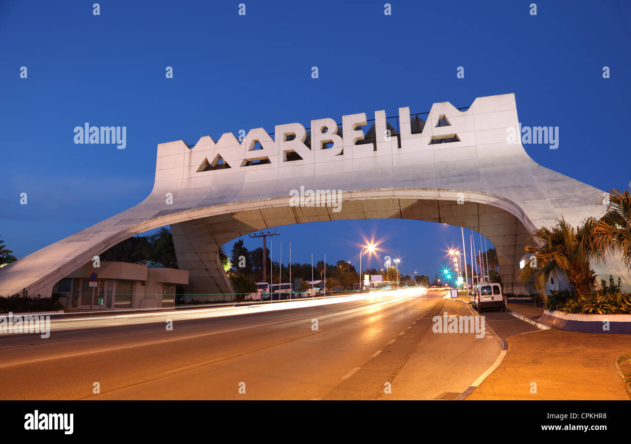 Marbella Arch iluminados durante la noche. Andalucía, España Foto de stock