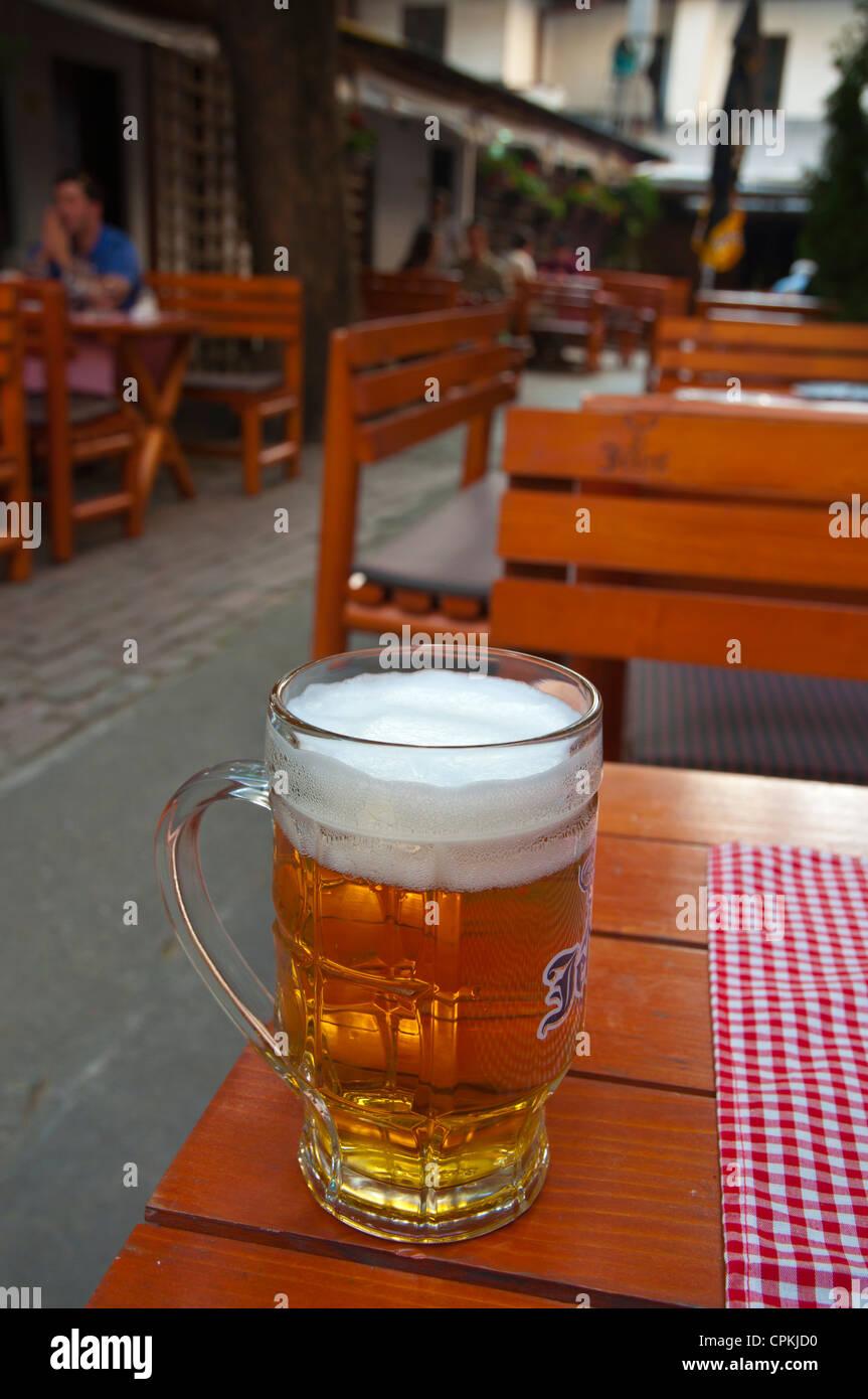 Medio litro de cerveza Jelen serbio en la terraza del restaurante ? En Stari Grad la ciudad vieja Europa serbia de Belgrado Foto de stock