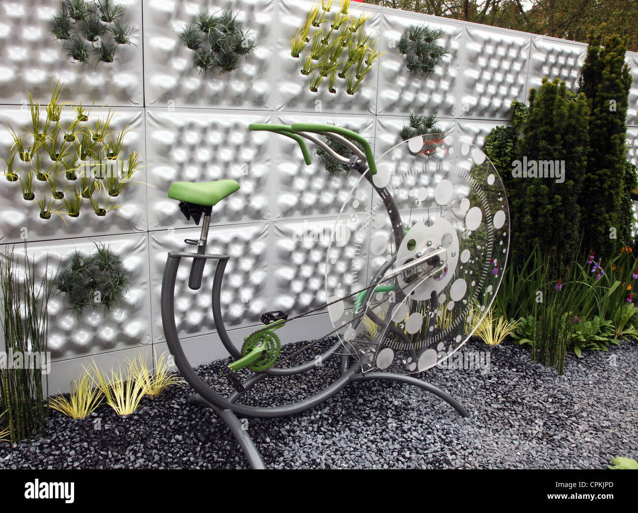 Siglo XXI Penny Farthing en bicicleta en el jardín con Soft Machine, Chelsea Flower Show 2012 Foto de stock
