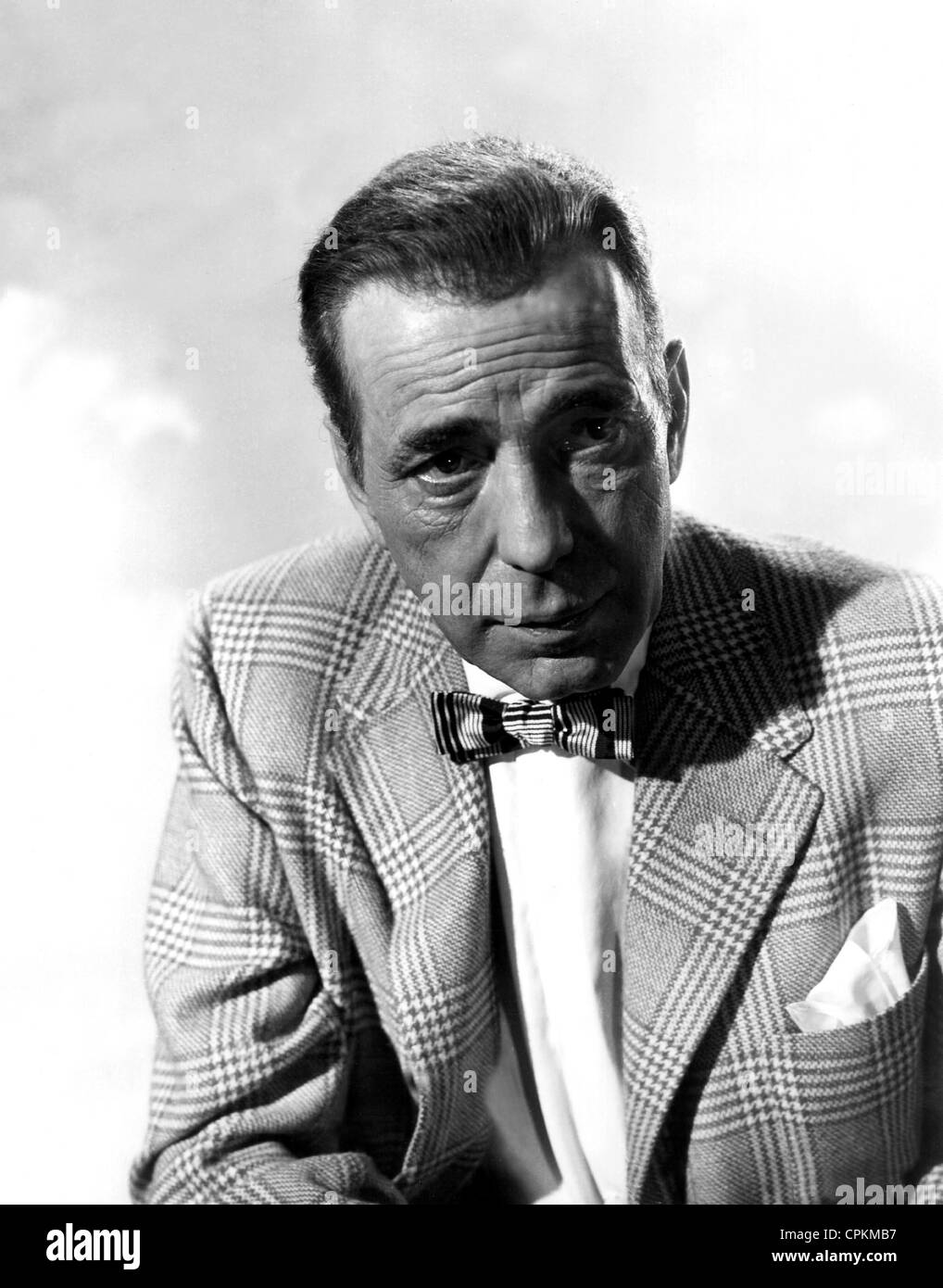 Un retrato en blanco y negro de la estrella de cine Humphrey Bogart tomadas en Los Angeles en 1950. Foto de stock