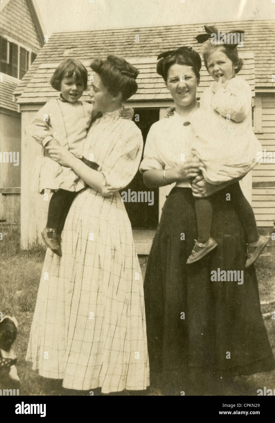 1908 Fotografía de estilo eduardiano, dos mujeres y sus hijos, probablemente, en Plymouth, Massachusetts, EE.UU. Foto de stock