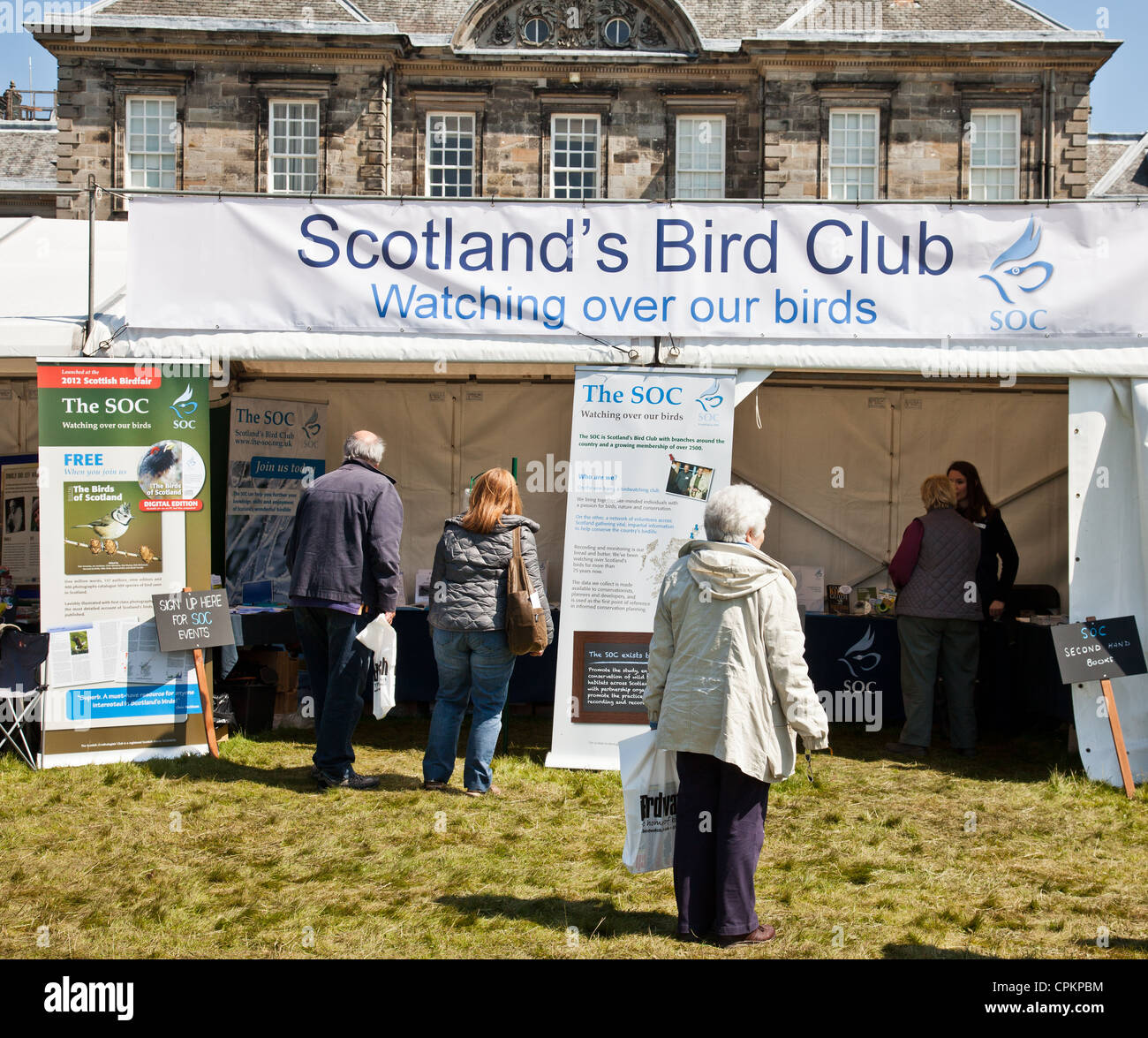 Visitantes y voluntarios a los escoceses de ornitólogos Club (SOC) en la Feria de las aves de Escocia de 2012 en Hopetoun House, Edimburgo Foto de stock