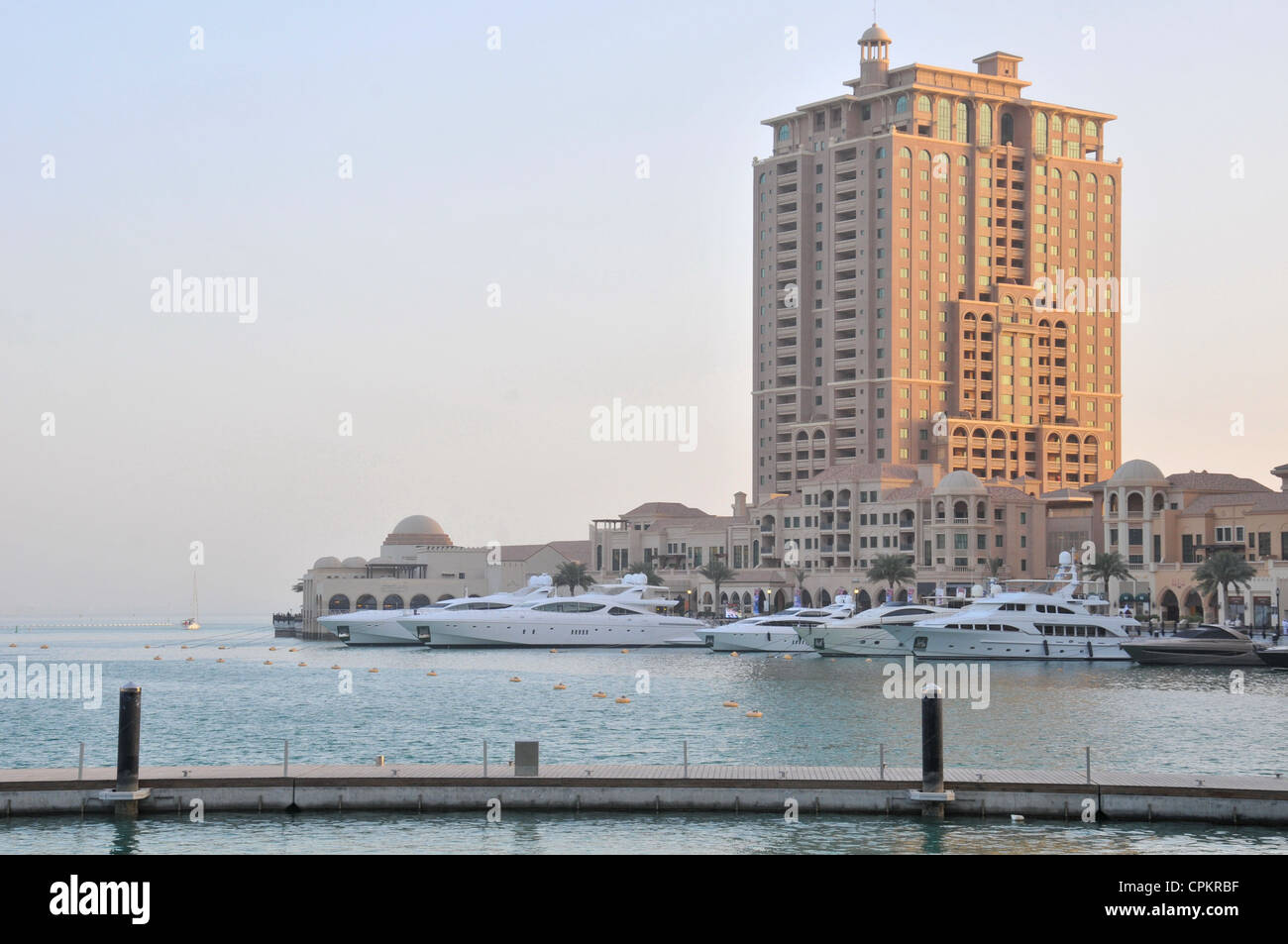 La Perla - un multi-propósito hombre exclusivo proyecto de desarrollo  urbano en Doha, Qatar, con puerto deportivo, en el golfo Pérsico Fotografía  de stock - Alamy
