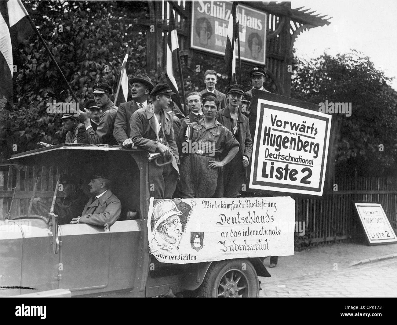 Los miembros del DNVP haciendo campaña para las elecciones generales con la propaganda antisemita, Berlín, 1932 (foto b/w) Foto de stock