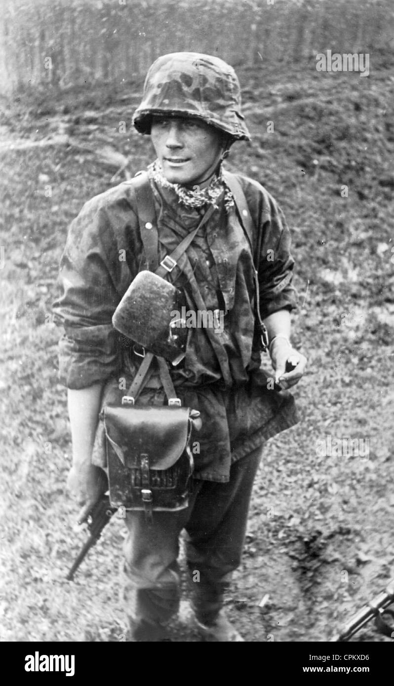 Soldado del arma-SS en el frente oriental, 1941 Foto de stock