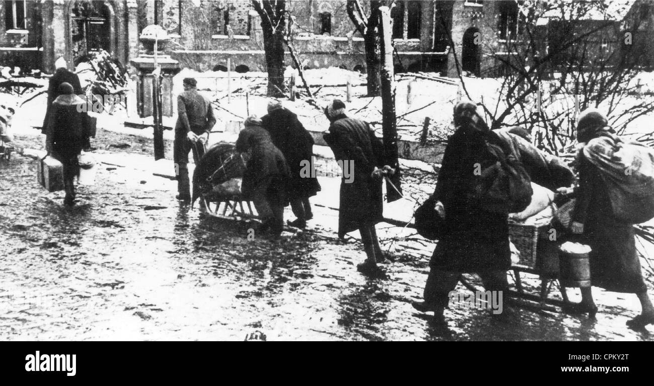 Los refugiados alemanes de los antiguos territorios orientales, 1945 Foto de stock