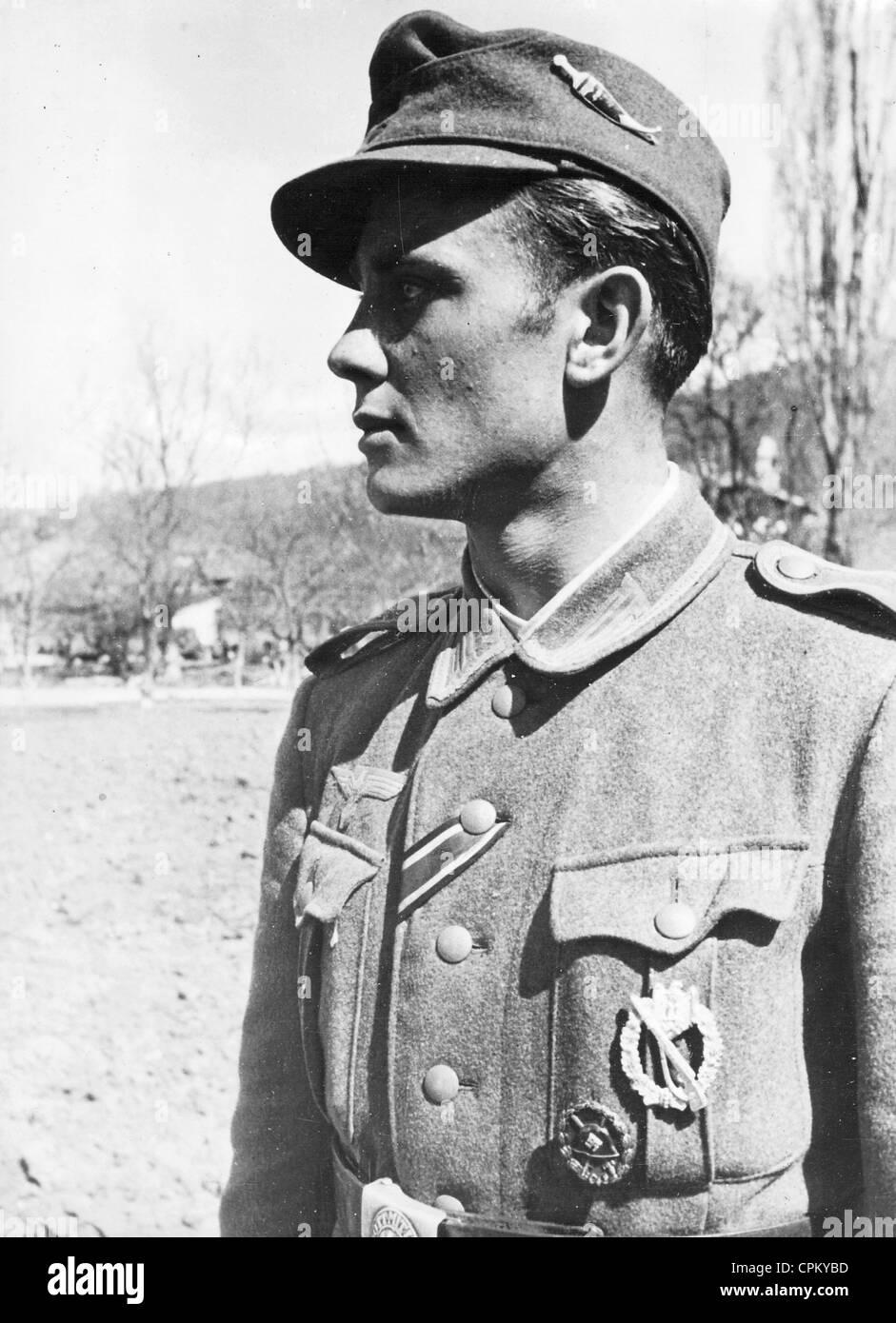 Oficial alemán en una unidad de voluntarios rusos en el frente oriental, 1943 Foto de stock