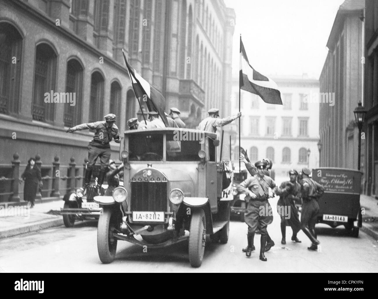 Miembros de Bismarck de Rusia storm la Berlin City Hall tras la toma del poder, 1933. Foto de stock