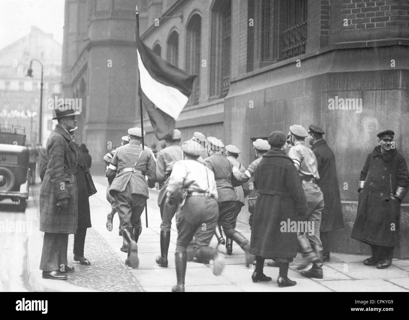 Miembros de Bismarck de Rusia storm la Berlin City Hall tras la toma del poder, 1933. Foto de stock