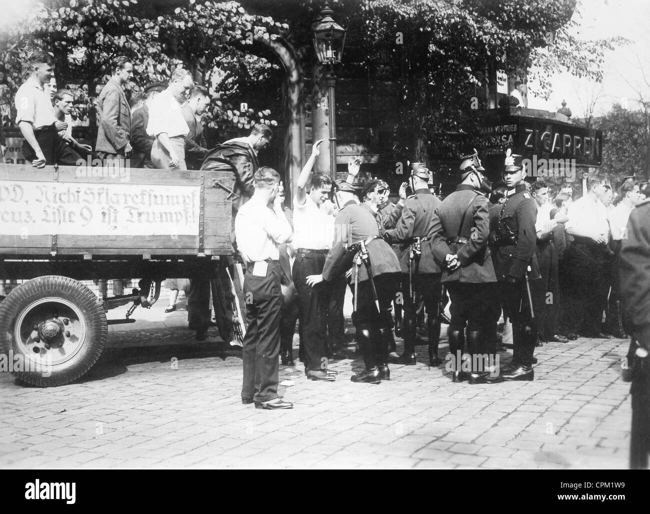 La policía busca NSDAP seguidores, 1930 Foto de stock
