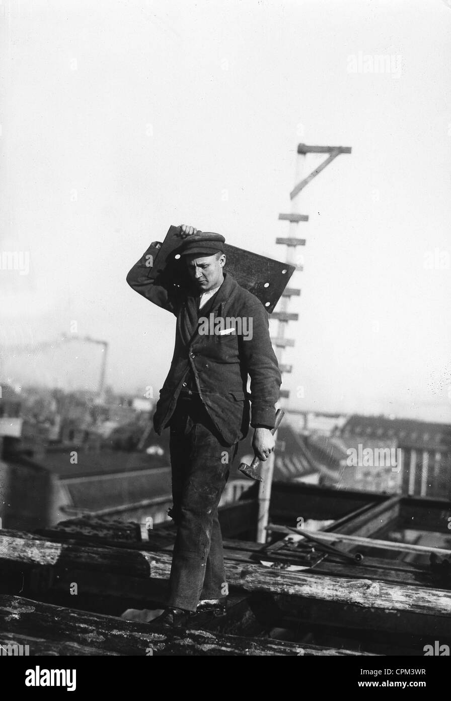 Trabajador en un sitio de construcción en Berlín, 1926 Foto de stock