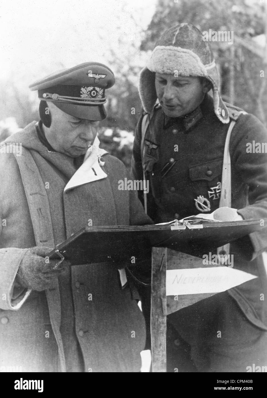 Teniente General con el capitán Horst Niederlaender Lucht, 1943 Foto de stock