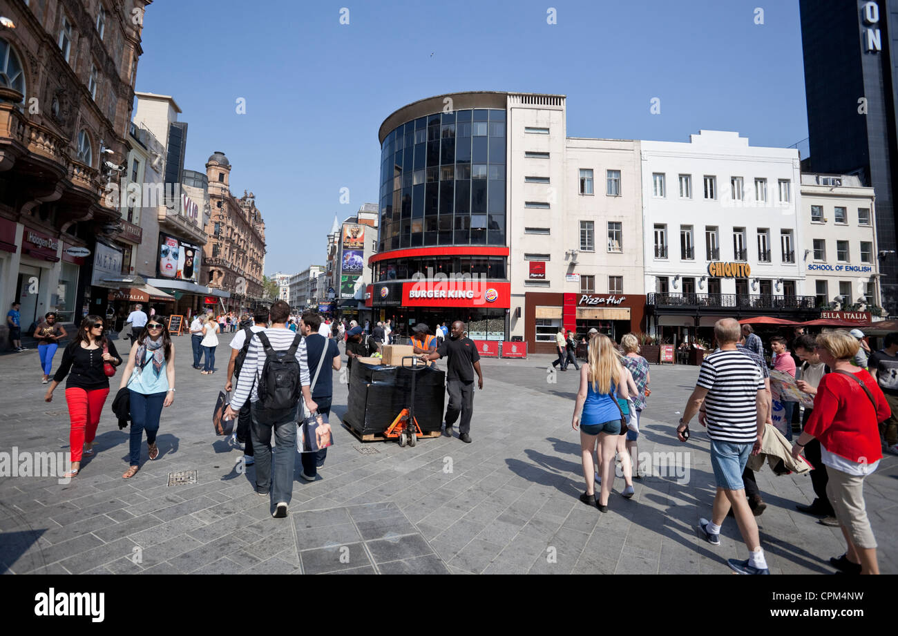 La gente caminando por Leicester Square, Londres, Inglaterra, Reino Unido. Foto de stock