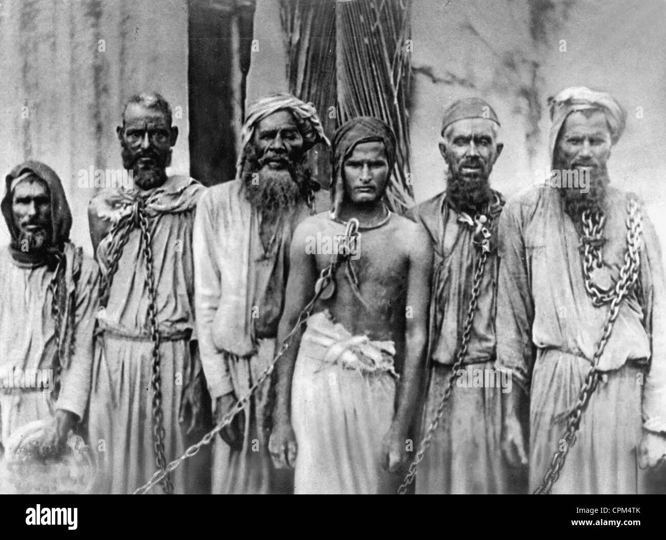 Cazadores de esclavos capturados en África Oriental Alemana Foto de stock