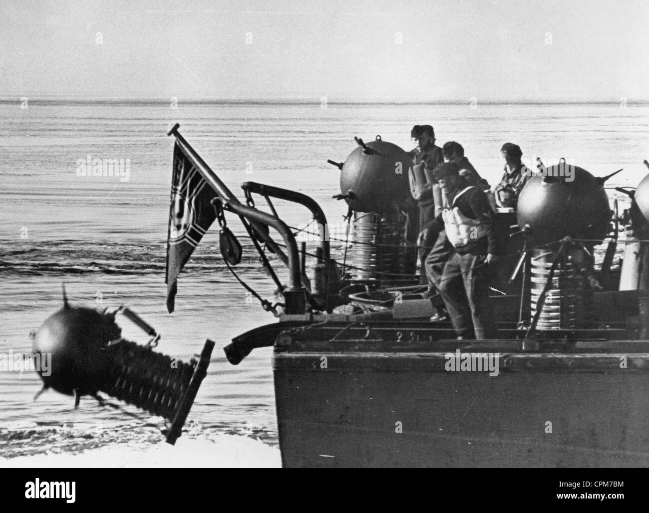 La colocación de minas alemanas en el Mar Báltico, 1943 Foto de stock