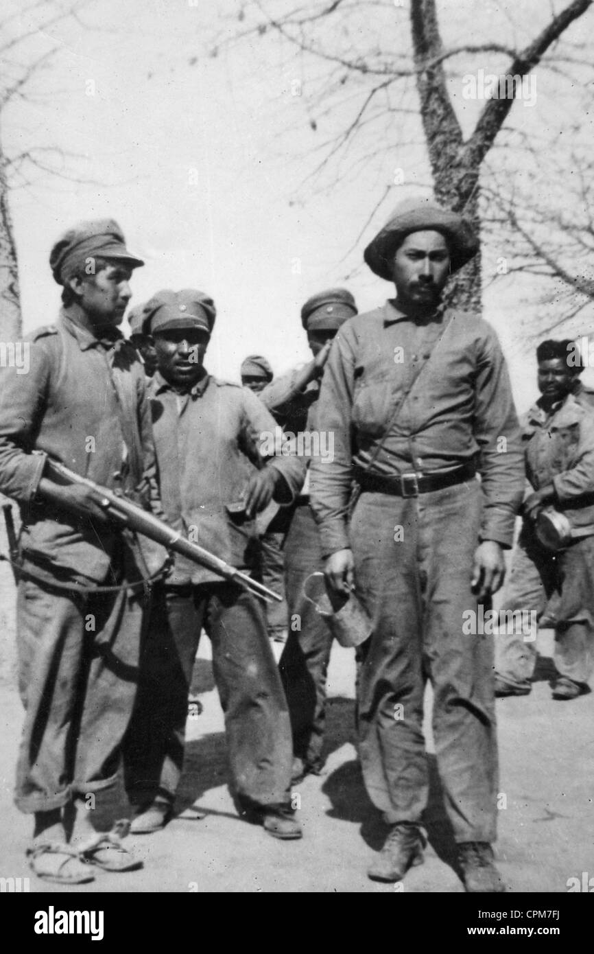 Soldados bolivianos con un preso durante la Guerra del Chaco, 1932 Foto de stock