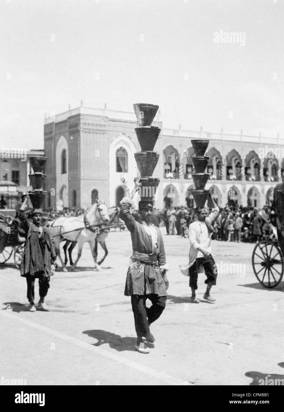 Cargadores en Persia, 1935 Foto de stock