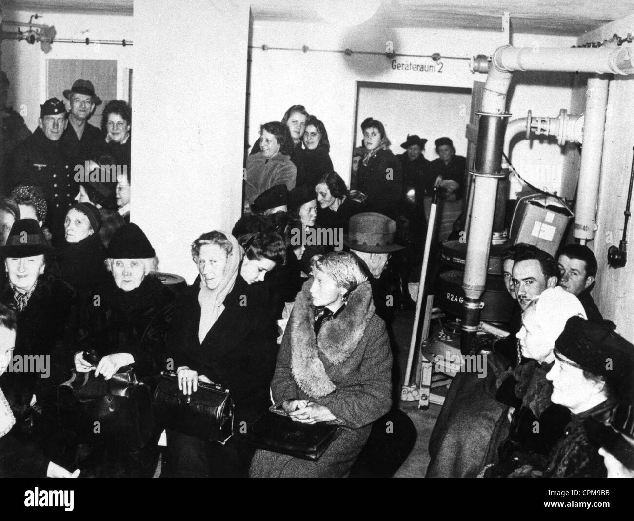Los habitantes de Berlín en el refugio antiaéreo, 1943 Foto de stock