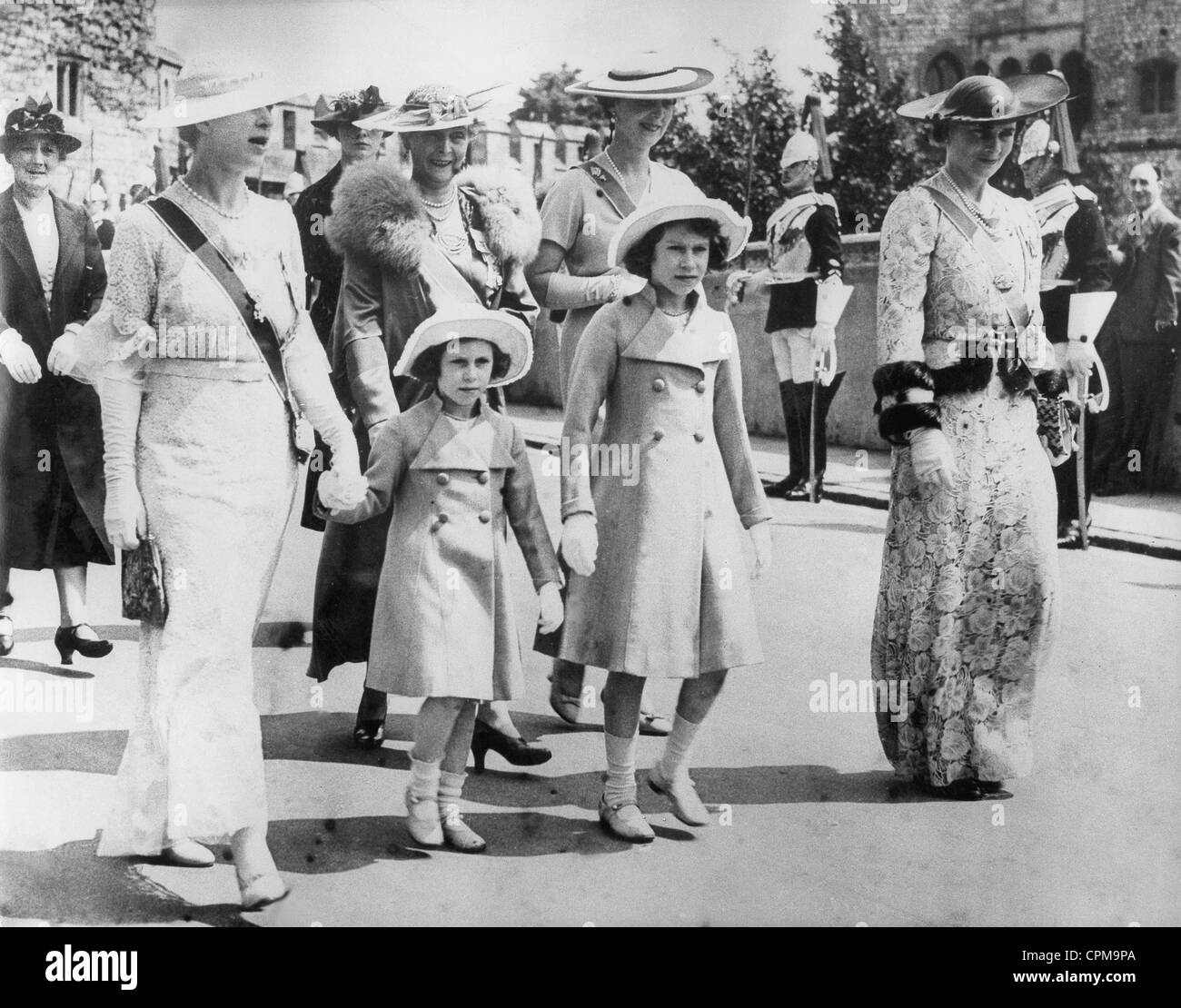 Los miembros de la familia real británica en una procesión en el Castillo de Windsor, 1937 Foto de stock