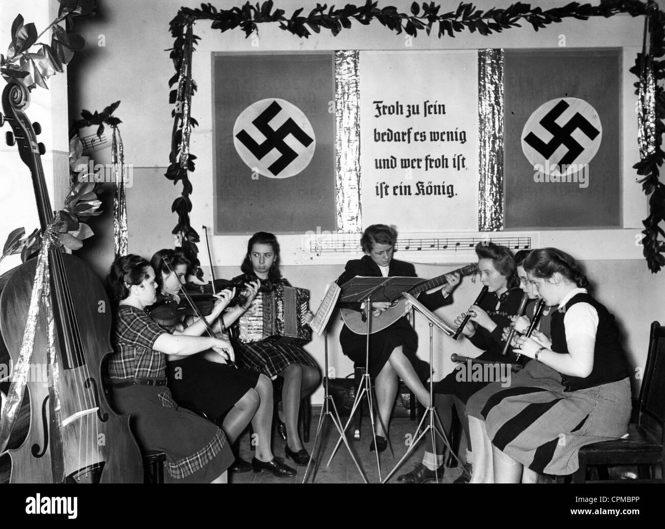 Los empleados reproduciendo música, 1942 Foto de stock