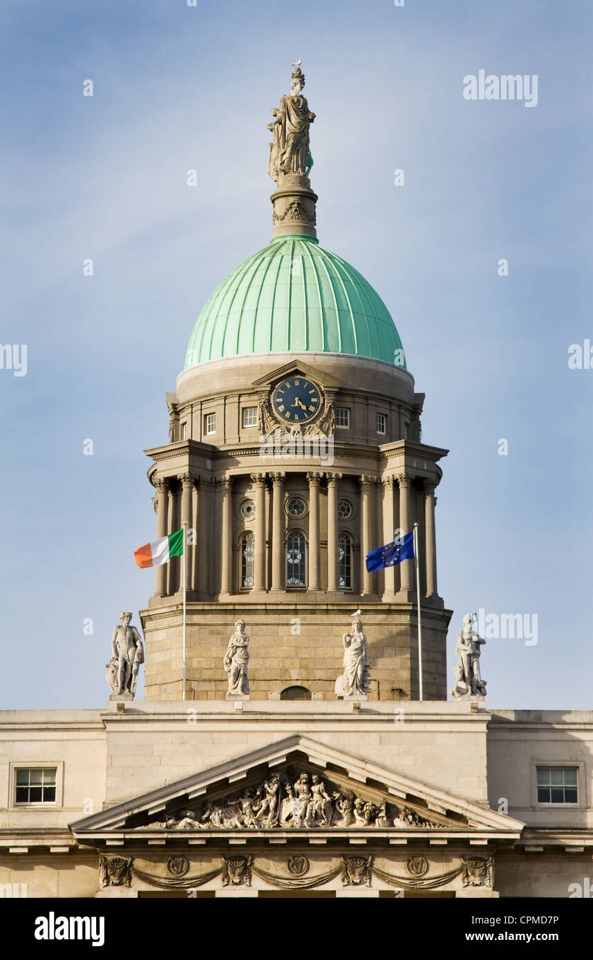 El Custom House - hermosa arquitectura neoclásica, hito de Dublín. Vista de la cúpula, con las banderas de Irlanda. Foto de stock