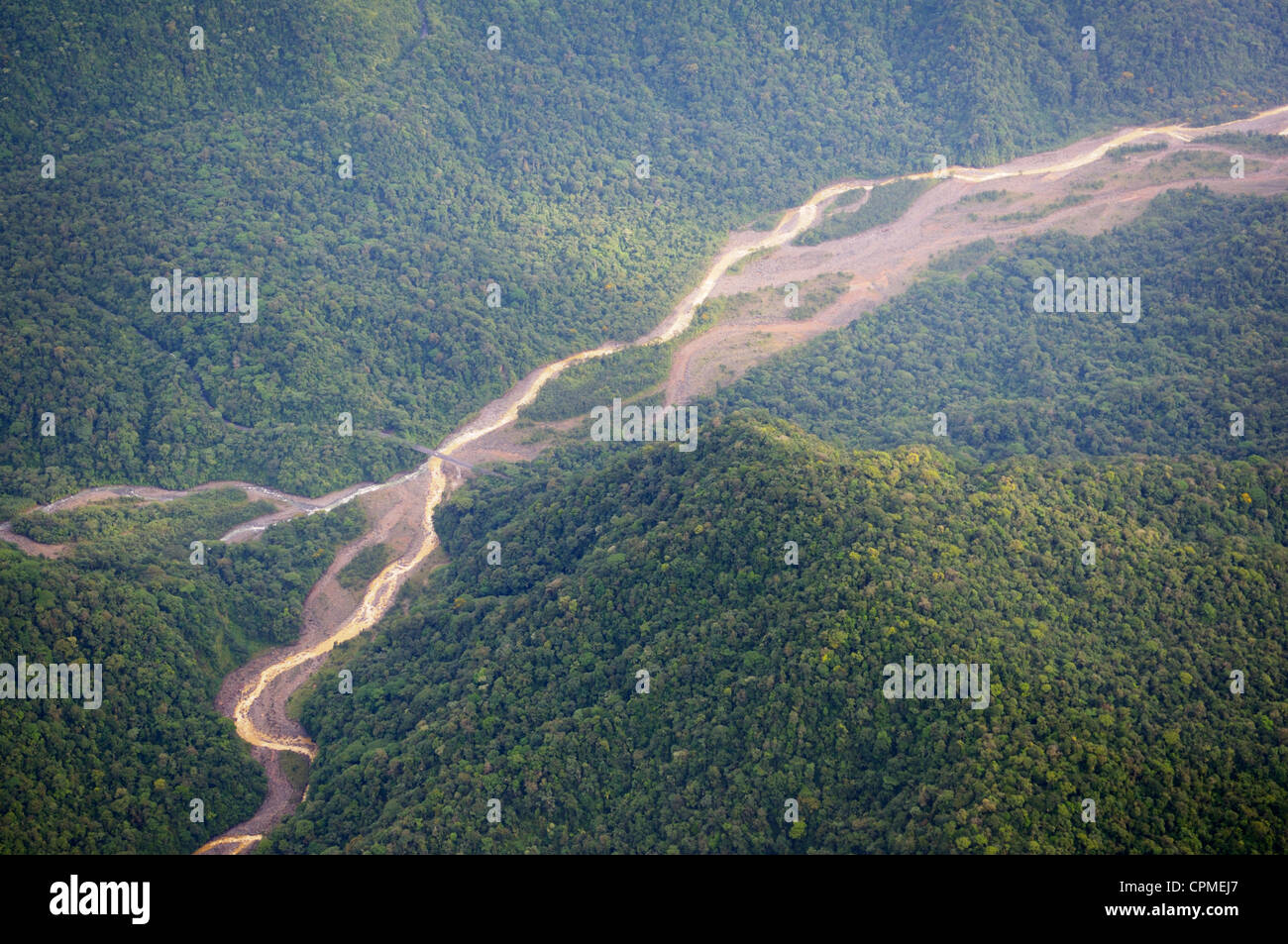 La confluencia del Río Sucio (decolorado minerales volcánicas) y un claro río, Parque Nacional Braulio Carrillo, Costa Rica Foto de stock