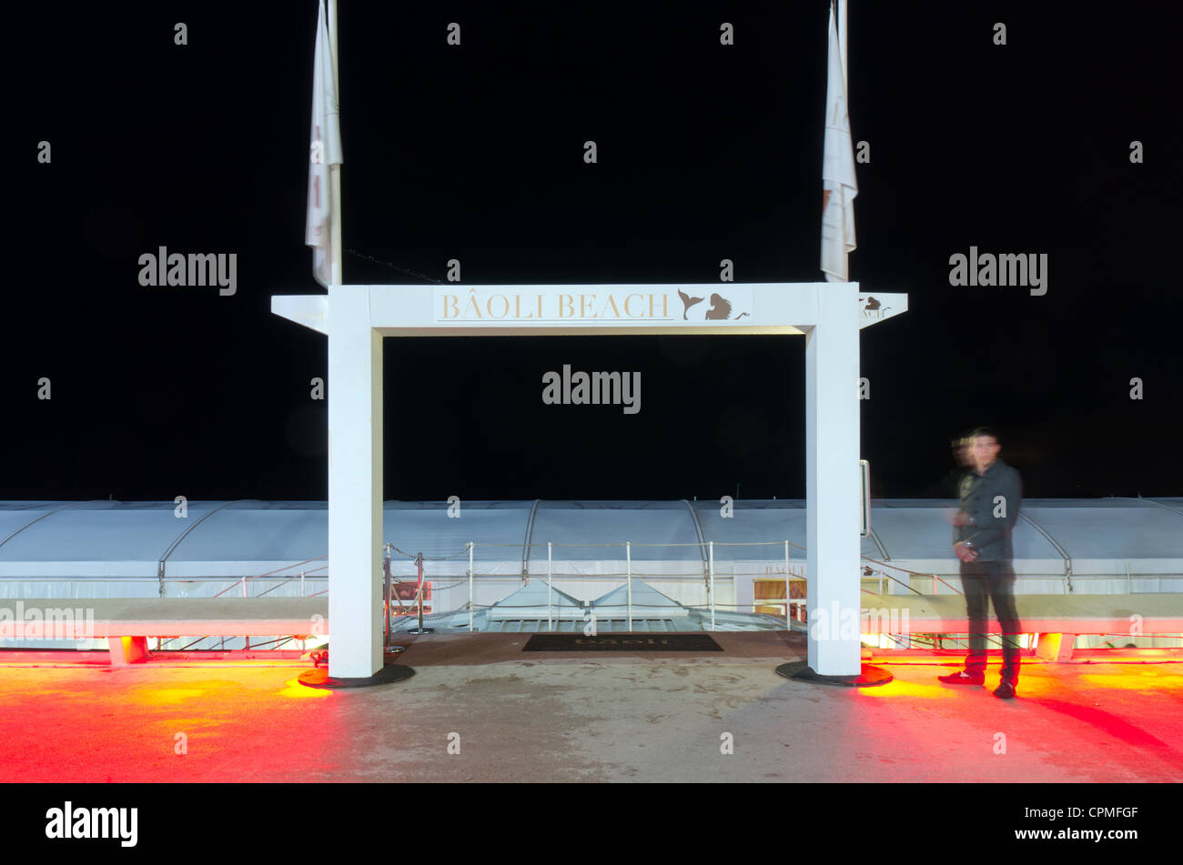 Nightview de Cannes en la noche con iluminación de colores durante la semana del festival de cine Foto de stock