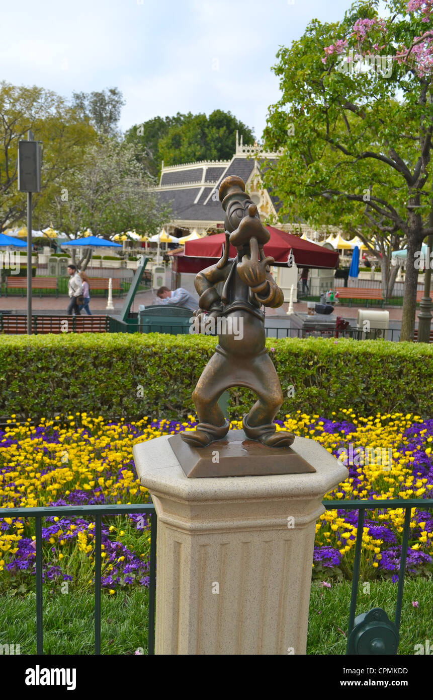 Estatua de Goofy en el Parque Disneyland. Foto de stock