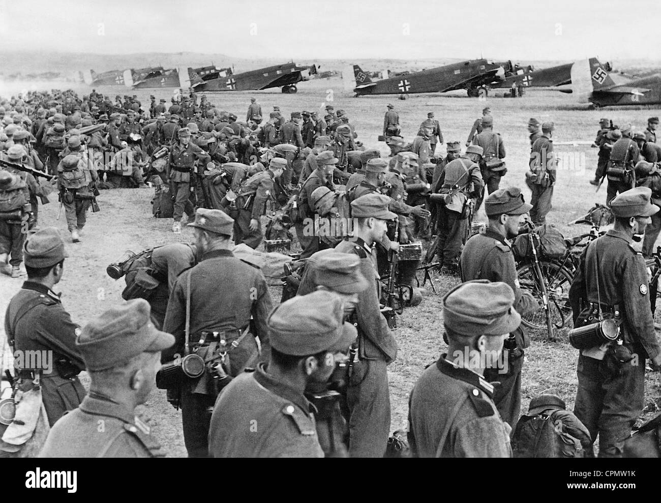 Alemán de infantería de montaña antes de su vuelo a Creta, 1941 Foto de stock