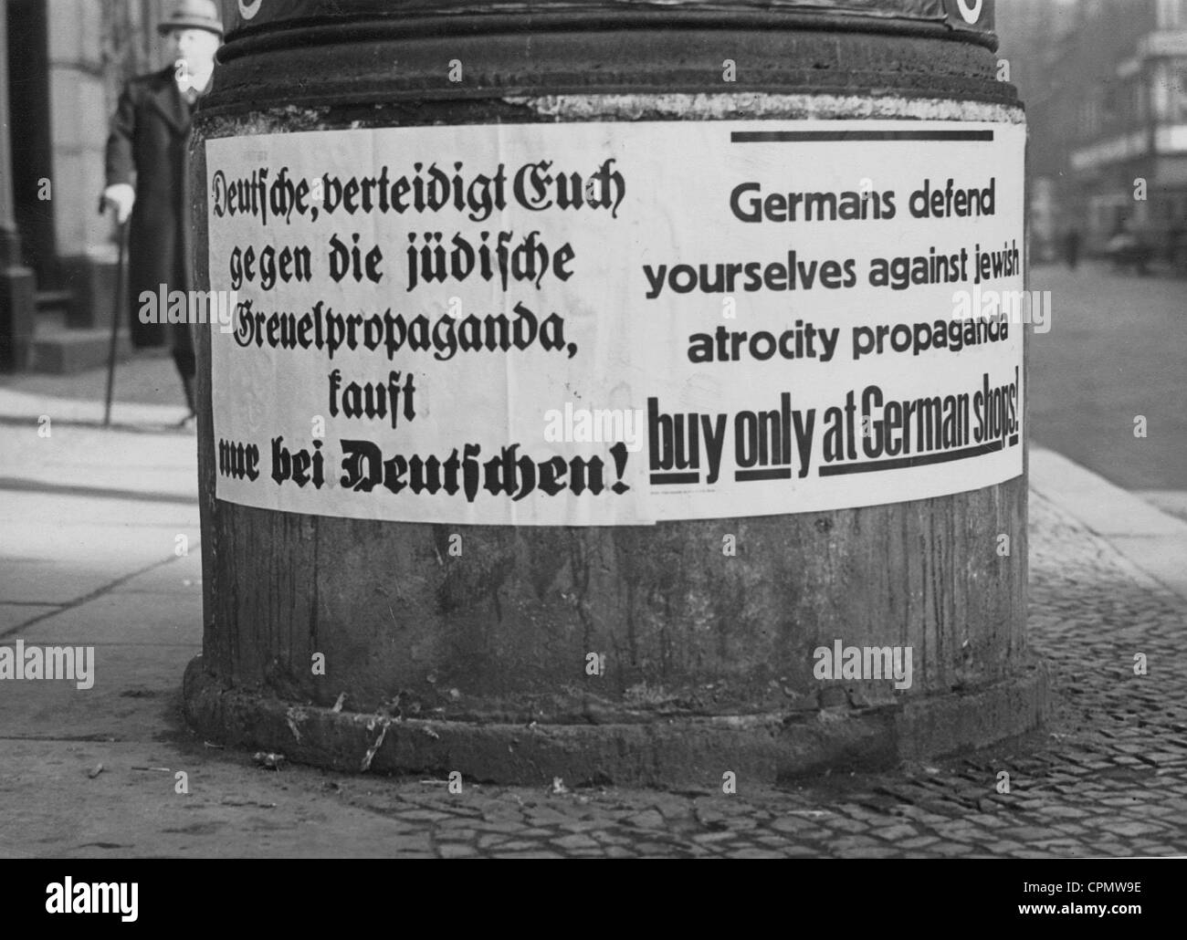 Cartel bilingüe con propaganda antisemita Foto de stock