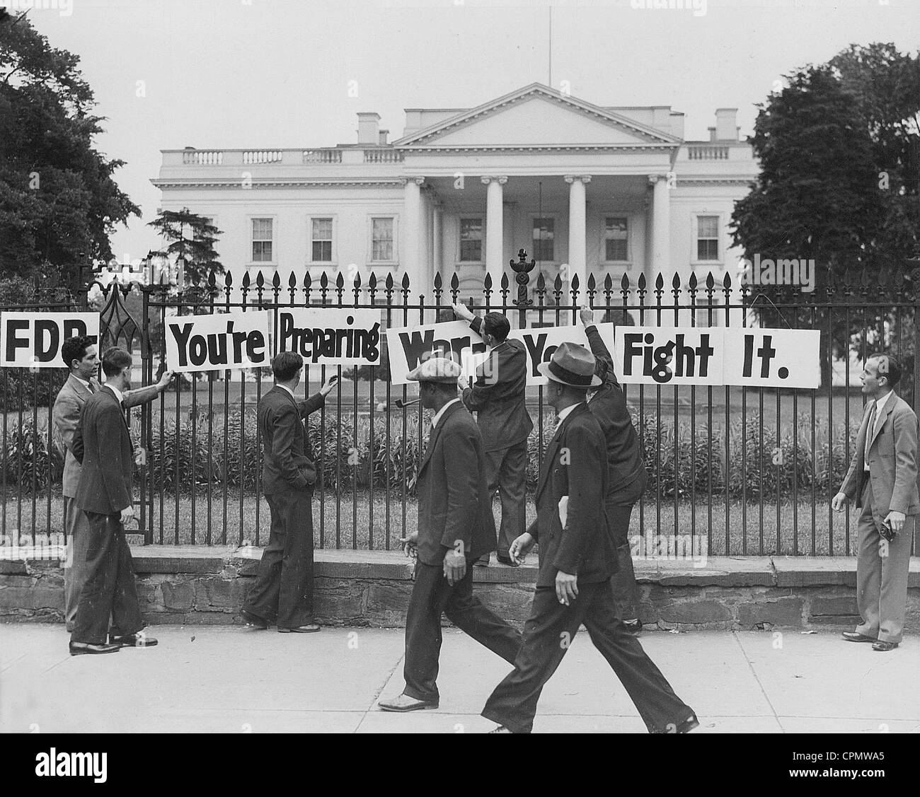 Manifestación contra la guerra en el frente de la Casa Blanca en Washington, 1938 Foto de stock