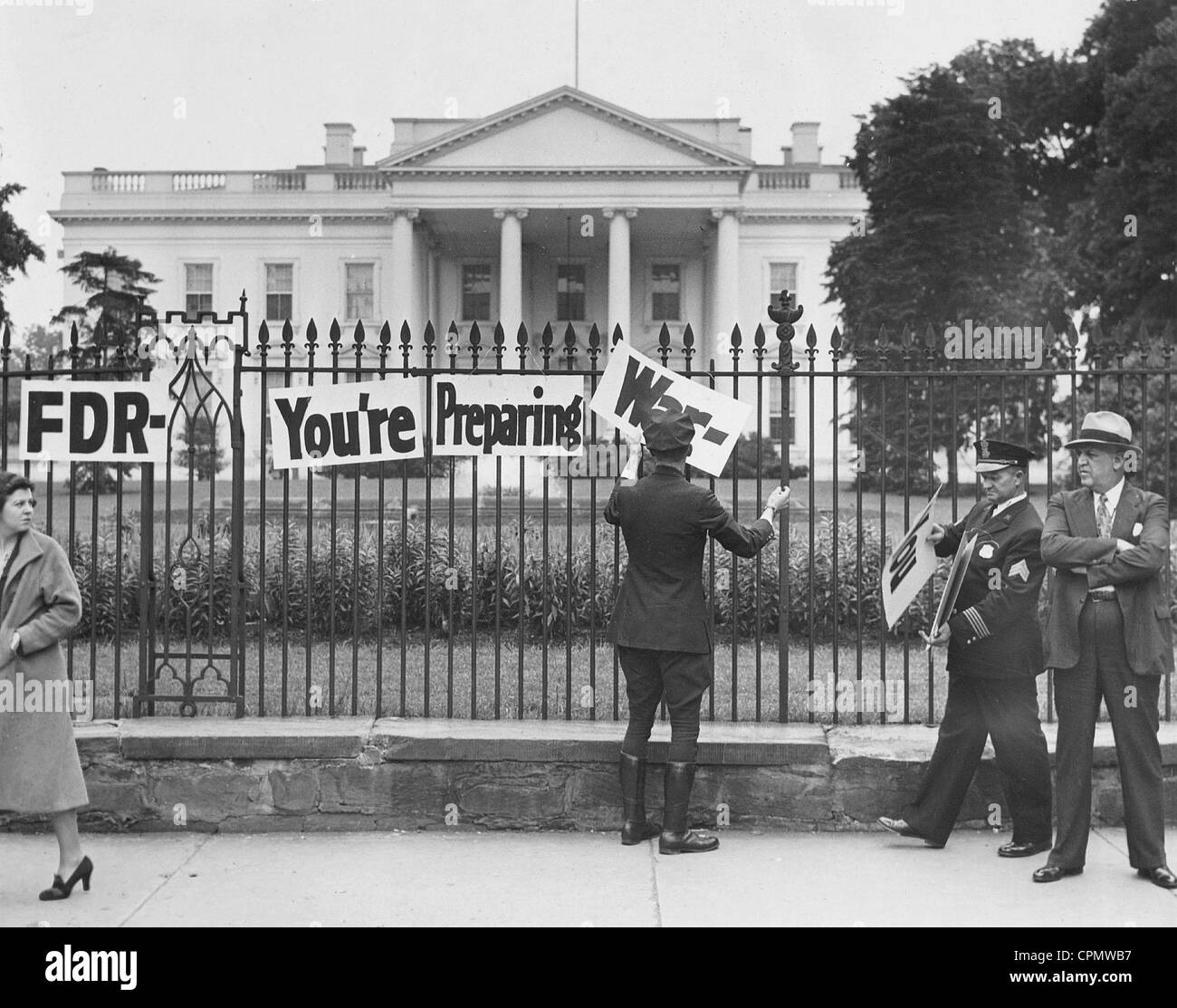 Manifestación contra la guerra en el frente de la Casa Blanca en Washington, 1938 Foto de stock